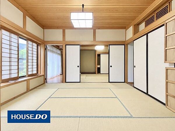 を開放することで、隣接する和室と一体的に使える開放的な続き間。親族や友人が集まる場としても活躍します。