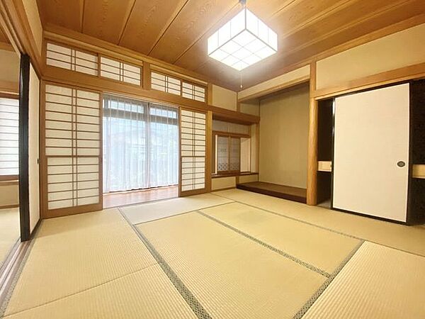 床の間と収納を備えた風情ある和室。広縁からやわらかな光が入り、客間やご家族のくつろぎ空間におすすめです。