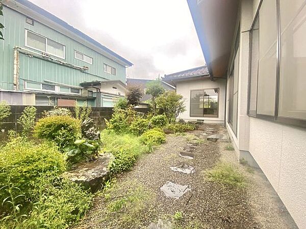建物に沿って延びる趣のあるお庭。飛び石や庭木を配した和の景観を、室内や広縁からゆっくり眺めて楽しめます。