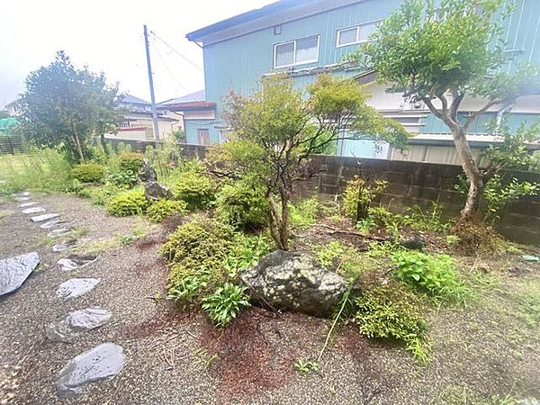 庭石とさまざまな植栽が彩る風情豊かなお庭。季節ごとに表情を変える草木を身近に感じながら暮らせます。