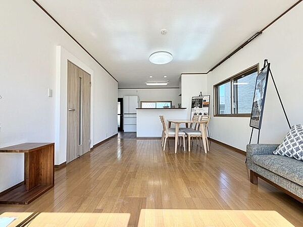 家具の配置がしやすく、生活動線にも配慮した使い勝手の良いリビング！広さも十分で、ご家族みんながゆったりとくつろげます♪キッチンは、人気のカウンターキッチンです！