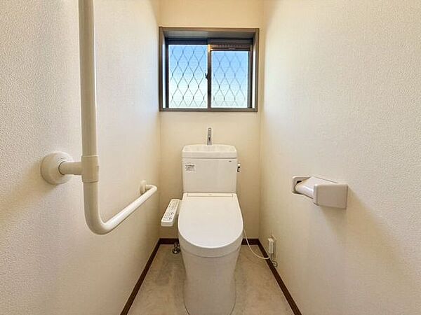 トイレは暖房便座付き！寒い冬の朝、便座に座った時の「ヒヤッ！」とする感覚がなく、安心してご使用いただけます♪