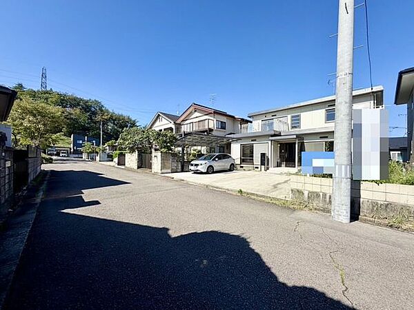 落ち着いた雰囲気の閑静な住宅地で、のびのびと子育てができる住環境です。お子様とのお散歩も、ゆったりとした気分で楽しむことができそうですね♪