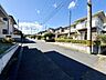 その他：南接面道路、幅は6m以上とゆったり！車の出し入れがしやすいだけでなく、道路との間に距離が生まれるため、お部屋の中のプライバシーも保たれやすいですよ♪