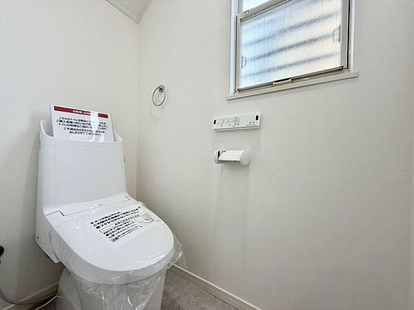 トイレには換気扇だけでなく、窓も付いているのでとっても明るい！空気の入れ替えもしやすく、匂いもこもらず、いつも清潔な空間を保てますね♪2階にもトイレがございます！