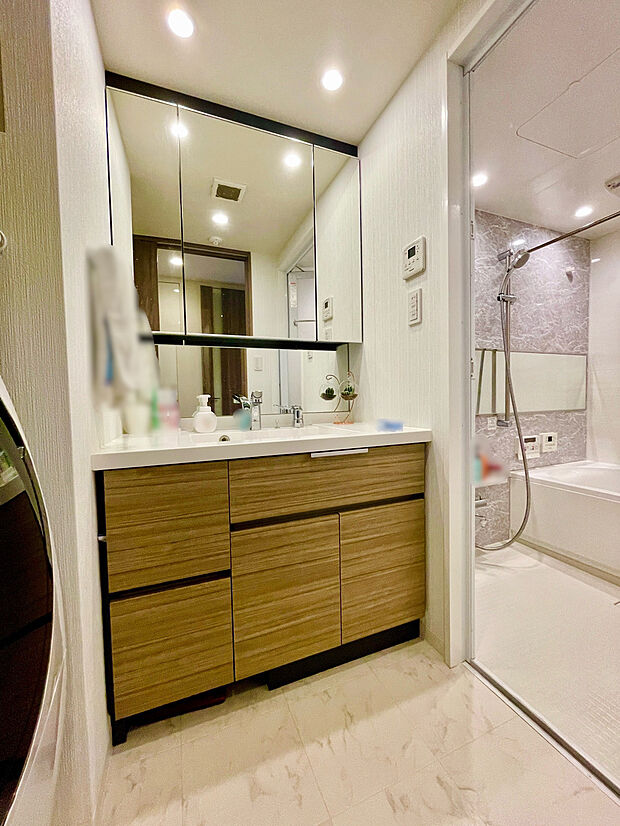 明るく清潔感のある色調で纏められた洗面室は、機能性に富んだ三面鏡と使い勝手の良い収納を完備した洗面台を設置。洗濯機置き場も完備♪