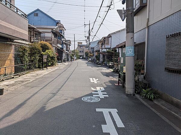 南側　前面道路は広々6.3ｍ