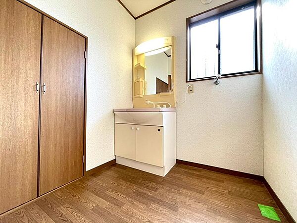 広さにゆとりがある洗面所！収納もございます！