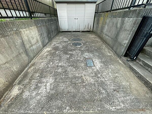 駐車スペースは普通車1台分ございます。