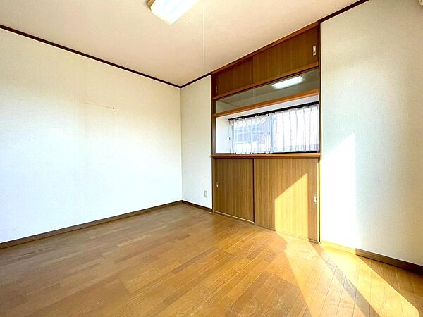 6.5帖洋室です。収納スペースが2か所ございます♪
