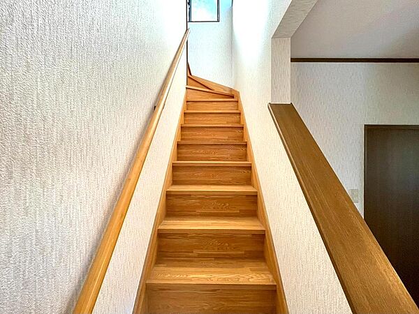 階段は窓が複数箇所ございます明るいです♪