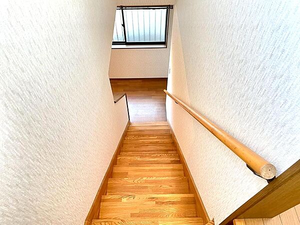 階段は手すりがございます♪