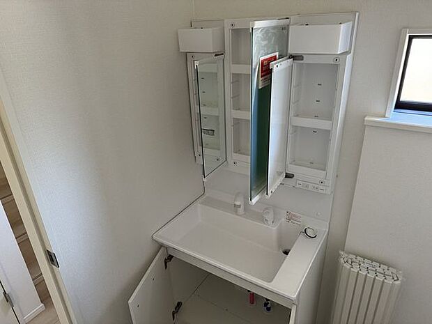 洗面台の収納は、鏡の裏の一面にあります。