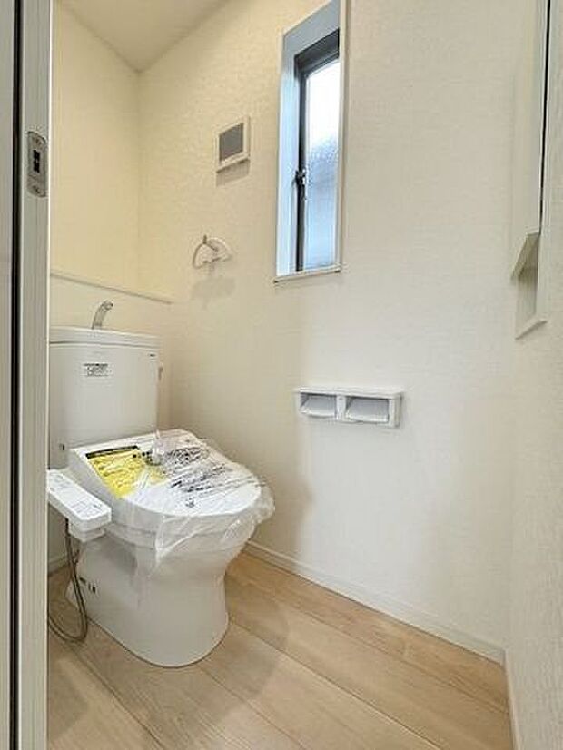 白でまとめられた明るいトイレは、清潔感があって気持ちの良い空間です