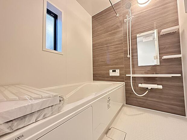 窓付きの浴室で換気がしやすいですね。浴室乾燥機もついていて洗濯物を干すのにも便利ですね♪