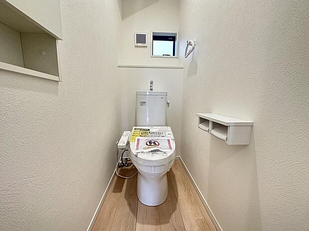 窓付きのトイレで換気がしやすいです。トイレットペーパーや女性用品も収納できるスペースも◎