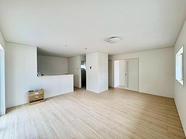 お部屋が明るく見えるフローリングです♪