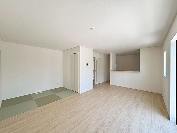 お部屋が明るく見えるフローリングです♪