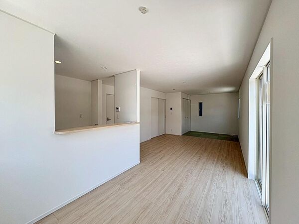 お部屋が明るく見えるフローリングです♪