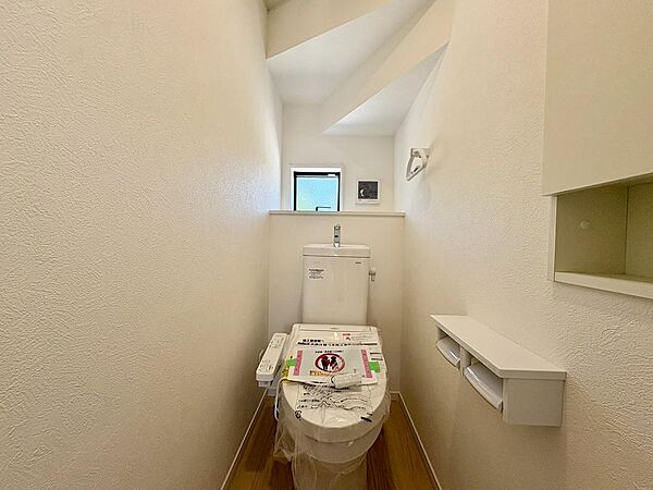 窓付きのトイレで換気がしやすいです♪トイレットペーパーや女性用品も収納できるスペースも◎