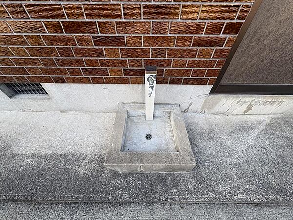 屋外に水道がありガーデニング・洗車・水遊びなど多用途に活躍♪