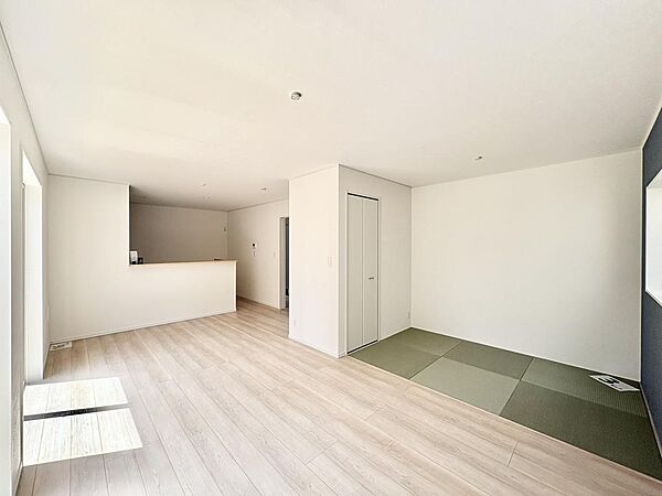 （類似の仕様）お部屋が明るく見えるフローリングです♪