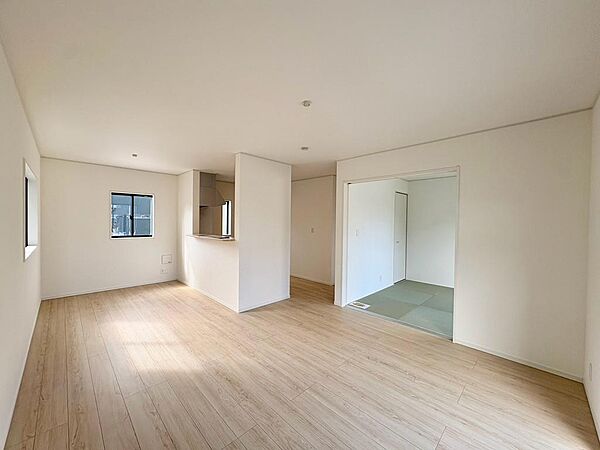 お部屋が明るく見えるフローリングです♪