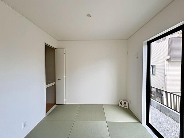 リビング横の和室は、お子様のお昼寝や家事の合間の休憩など多目的に使えます♪