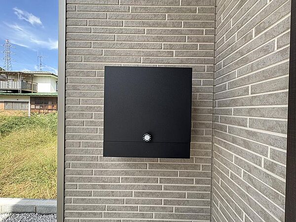宅配ボックス付きで、外出中でも荷物を受け取れるので便利です◎再配達の手間を減らしてくれます♪