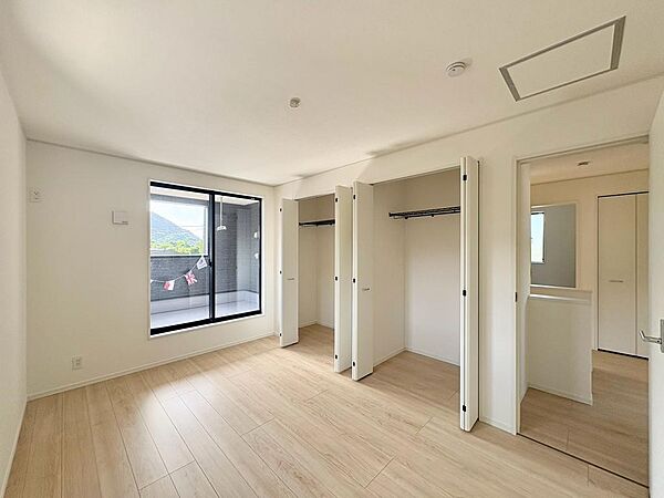 バルコニーと繋がっている寝室です♪