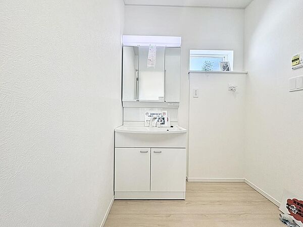 （類似の仕様）開き鏡の中が収納スペースになっていて清潔感のある洗面台になっています♪