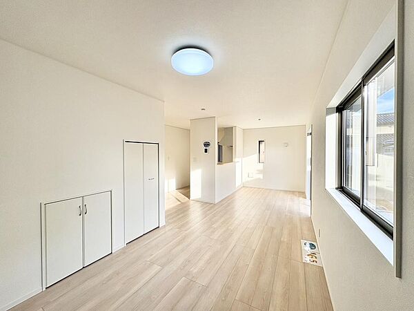 （1号棟：類似の仕様）お部屋が明るく見えるフローリングです♪