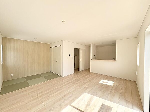 （2号棟：類似の仕様）リビング横の和室は、お子様のお昼寝や家事の合間の休憩など多目的に使えます♪