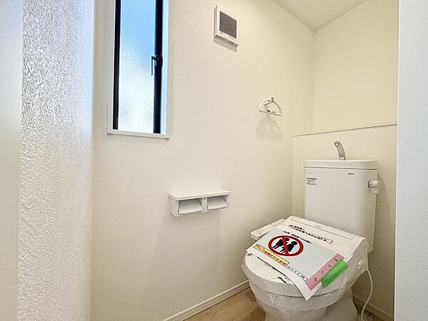 （2号棟：類似の仕様）窓付きのトイレで換気がしやすいです♪トイレットペーパーや女性用品も収納できるスペースも◎
