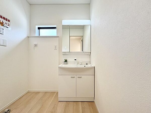 （2号棟：類似の仕様）開き鏡の中が収納スペースになっていて清潔感のある洗面台になっています♪
