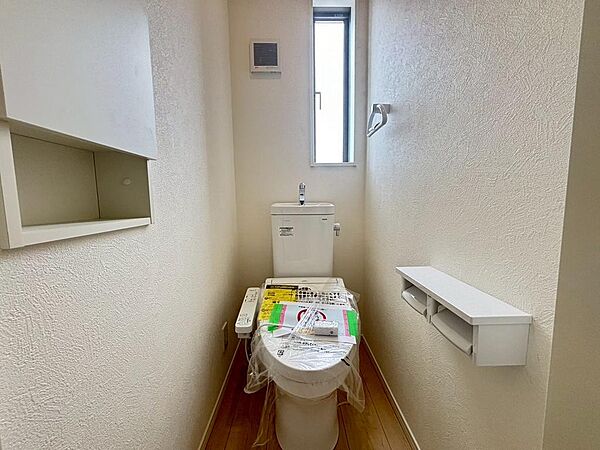 窓付きで換気がしやすく、快適に使えるトイレです◎収納スペースも備え、使い勝手の良さが魅力です♪