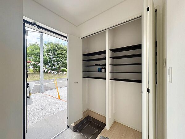 明るい玄関に収納もたっぷりできそうです