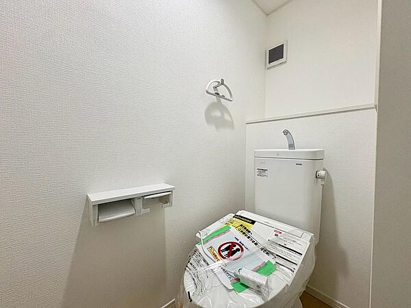 トイレットペーパーや女性用品も収納できるスペースも◎