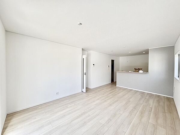 （2号棟：類似の仕様）お部屋が明るく見えるフローリングです♪