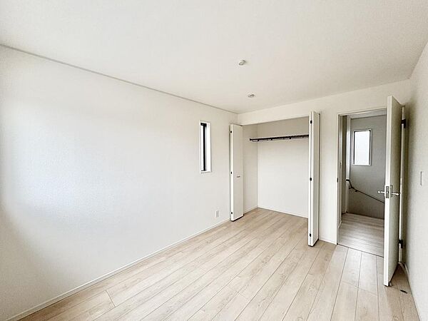 （1号棟2階6帖：類似の仕様）2階6帖広いクローゼット付きです♪