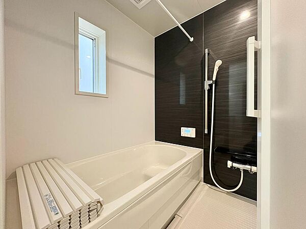 （1号棟：類似の仕様）窓付きの浴室で換気がしやすいです♪浴室乾燥機もついていて洗濯物を干すのにも便利です◎