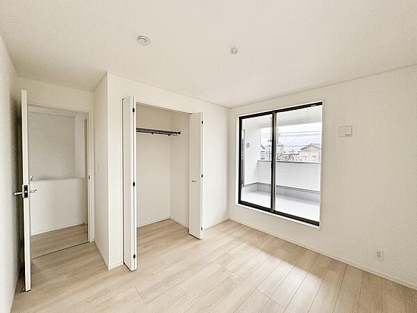 （1号棟2階6.75帖：類似の仕様）バルコニーと繋がっている寝室です♪