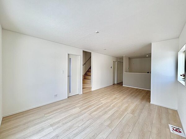（類似の仕様）お部屋が明るく見えるフローリングです♪