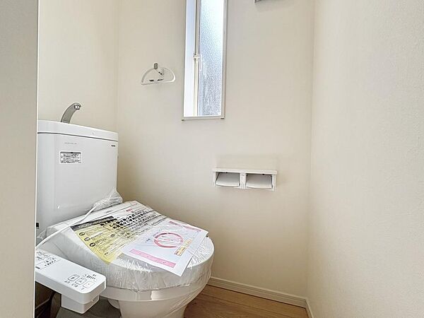 （類似の仕様）窓付きのトイレで換気がしやすいです♪トイレットペーパーや女性用品も収納できるスペースも◎