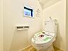トイレ：窓付きで換気がしやすく、快適に使えるトイレです◎収納スペースも備え、使い勝手の良さが魅力です♪