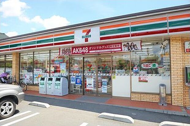 セブンイレブン加古川長砂店まで約300m 24時間営業。駐車場完備。軽食や飲み物をはじめ、売店で扱うさまざまな商品を用意。