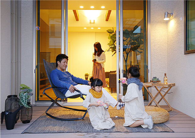 【陽だまりデッキ】リビングに面した日当たりの良いデッキスペース。 塀や壁に囲まれているので外部の視線も気になりませんし2階バルコニーともつながるので、すぐにみんなが飛び入り参加。