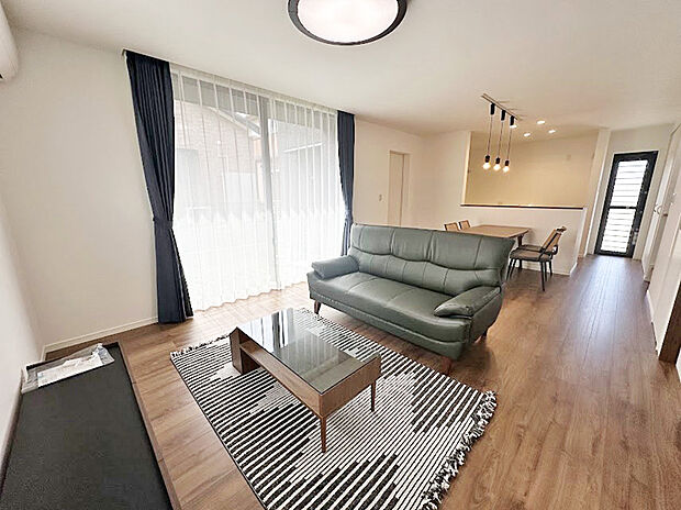 【 リビング 】リビングの窓は庭に面しているので明るい光がよく入ります。