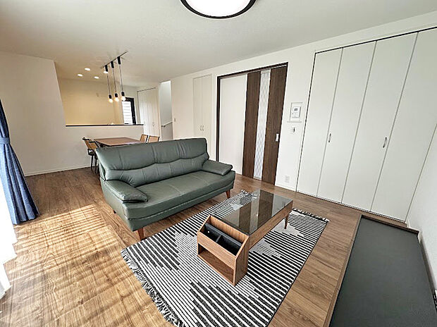 【 リビング 】LDK各所に収納を設けました。収納が充実していることで、物の定位置が明確になり、整理整頓がしやすくなります。