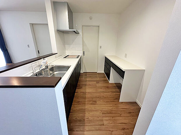 【キッチン・カップボード】キッチンとお揃いの色で揃えたカップボード。家電や作業スペースに◎